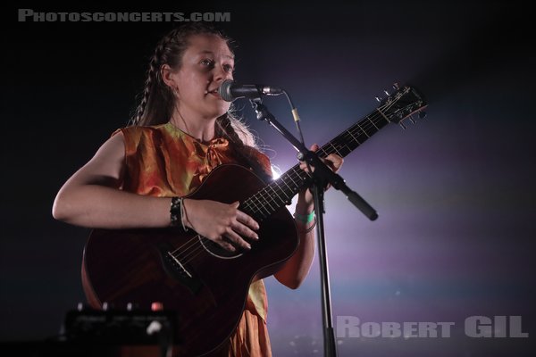 ANNA B SAVAGE - 2024-05-13 - PARIS - Petit Bain - 